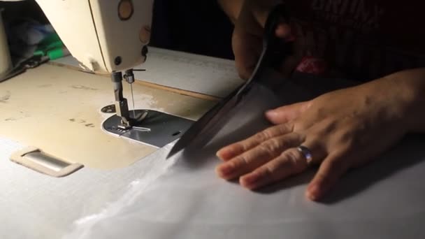 Mano Máquina Coser Alta Velocidad Con Vestido Largo Blanco — Vídeos de Stock