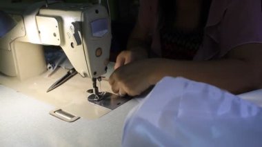 El Yüksek Hız Dikiş Makinesine Beyaz Uzun Elbiseli