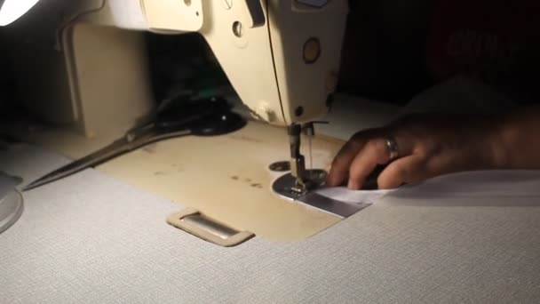 Mano Máquina Coser Alta Velocidad Con Vestido Largo Blanco — Vídeos de Stock