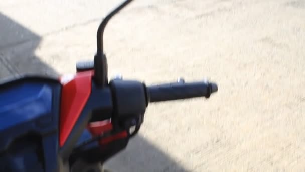 Hand Drive Motor Bike Ένα Δρόμο Συντήρηση Ενώ Στο Χώρο — Αρχείο Βίντεο