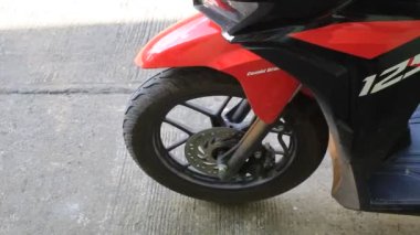 Otoparktayken El Sürücüsü Motosikleti Yol Bakımı