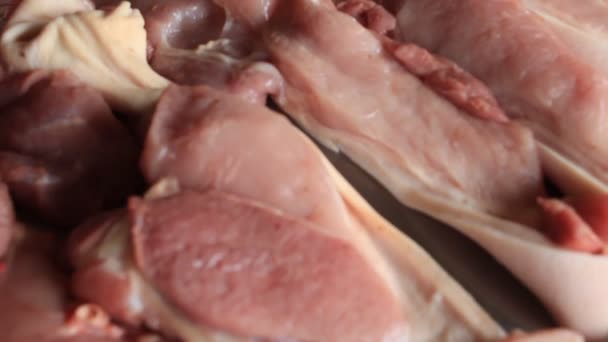 Повесить Свежее Нарезанное Мясо Liempo Столе Продажа Дисплей Позади Kilo — стоковое видео