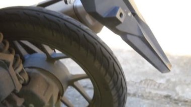 Yolcu Koltuğu Motosiklet Tekerleği Road Street Otoparkında