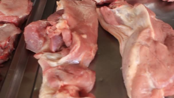 Carne Fresca Rodajas Cerdo Sin Cocer Una Venta Exhibición Mercado — Vídeo de stock