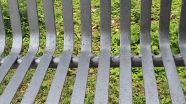 Yaz mevsiminde halka açık alanda sallanan çocuk parkı koltuğu.