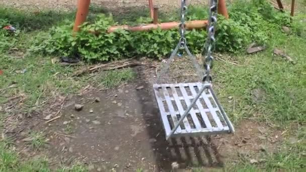 Assento Parque Infantil Balançar Uma Área Recreação Pública Hora Verão — Vídeo de Stock