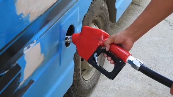 ガソリンスタンドで燃料を積み込む際の車の島への輸送 — ストック動画