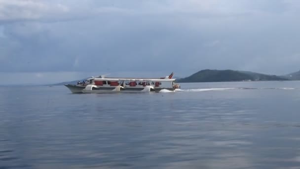 Ocean Trip Reisboot City Met Uitzicht Bergen — Stockvideo