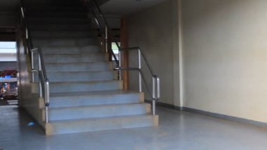 Midtown on the Road, Merdiven Otobanı 'ndaki Büyüleyici Kız İnsanlar Pandemikten Yeni Normal Saat 15: 00 sıralarında, 3 Mart 2021' de Filipinler 'in Surigao del Norte şehrinde çekilen fotoğraf.
