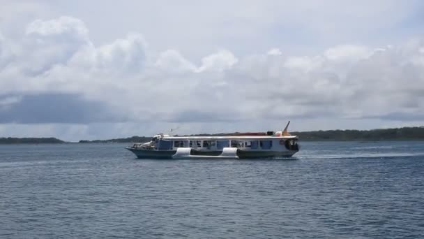 エンジン付きの海洋旅行で夏の旅行ボートは島の海の山と自然を飛び回る — ストック動画