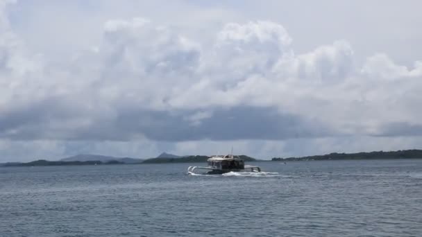 Estate Viaggio Oceano Viaggio Con Motore Barca Saltellando Isola Mare — Video Stock