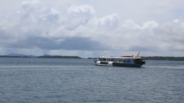 Estate Viaggio Oceano Viaggio Con Motore Barca Saltellando Isola Mare — Video Stock