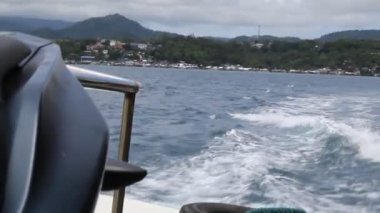 Motor motorlu okyanus gezisi ada, deniz dağı ve doğa
