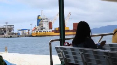 Okyanusta Yaz Seyahati, motorlu tekne, ada, dağ ve doğa.