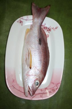 Tabaktaki Taze Kırmızı Kırpıcı Deriyle Temiz Görünüm