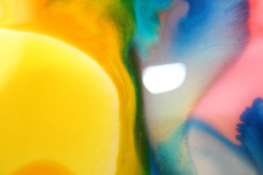 Yaratıcı sıvı karıştırma efektlerinin canlı rengi soyut 