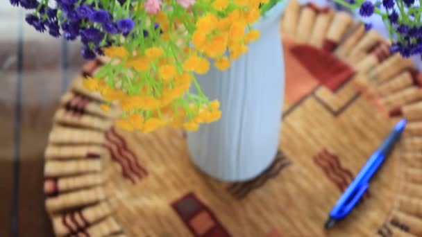 Βάση Λουλουδιών Στην Κορυφή Του Τραπεζιού Floral Diy Στο Handy — Αρχείο Βίντεο
