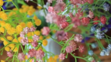 Çiçek tabanı en üstte. Çiçek desenli el işi. Renkli yaprak sanatları.