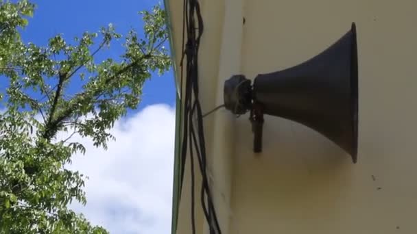 Haut Parleur Suspendu Sur Mur Bâtiment Criez Fort Système — Video