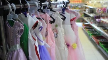 Giysi Mağazasında Asılmış Çiğ Elbise Rolling Shop 