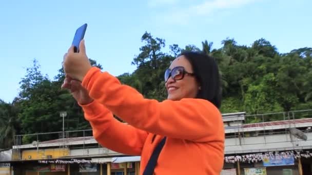 Φορώντας Γυαλί Γυναίκα Smiley Ένα Μέρος Λάβει Selfie Πυροβόλησε Στο — Αρχείο Βίντεο