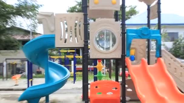 Verano Blue Sky Children Playground Área Recreación Set Estructura Hermosa — Vídeos de Stock