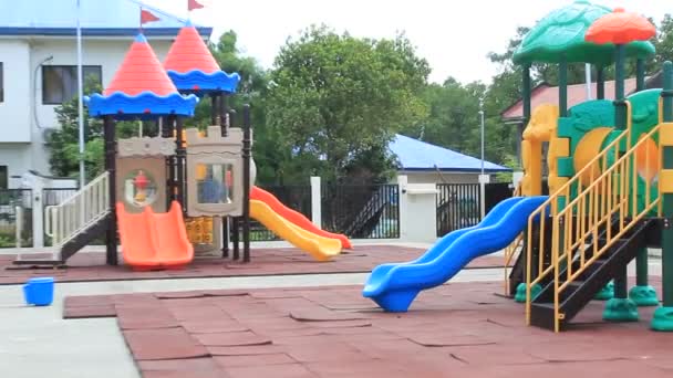 Kinderspielplatz Auf Erholungsgebiet Setzt Struktur Schön — Stockvideo