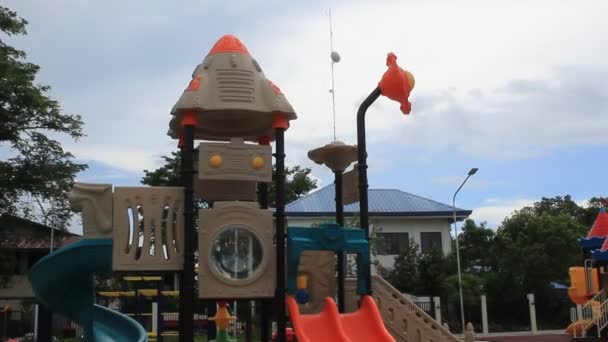 Blue Sky Children Playground Área Recreación Set Structure Beautiful — Vídeo de stock