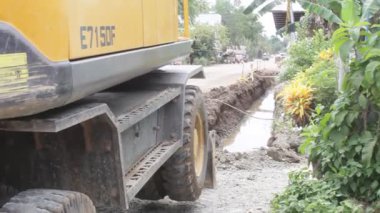 Kamyon Taşıma Toprağını Yol Kenti Köyündeki İnşaatçı Projesine Dök