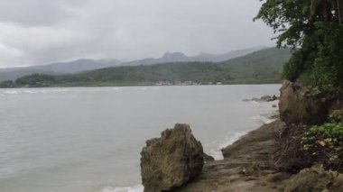 Okyanustaki Dağ Manzarası Hareketli Dalgalar Sahilde Bulutlu Mevsim