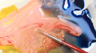 Sanatsal efektler üzerine bir Sanat Cam Bağırsağı Yuvarlanan Çekimde Yavaş Hareket Etme Rengi