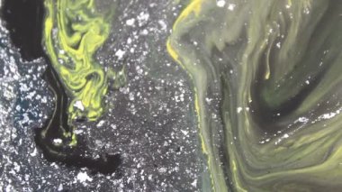 Sanatçı Sarı Hareket Eden Renk Sıvısı Karıştırıcı Özet Hareket Sanatı ile Arkaplan Kahverengisi Yapıyor