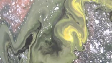 Sanatçı Sarı Hareket Eden Renk Sıvısı Karıştırıcı Özet Hareket Sanatı ile Arkaplan Kahverengisi Yapıyor