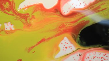 Sanatçı Sarı Hareket Eden Renk Sıvısı Karıştırıcı Özet Hareket Sanatı ile Arkaplan Kahverengisi Yapıyor