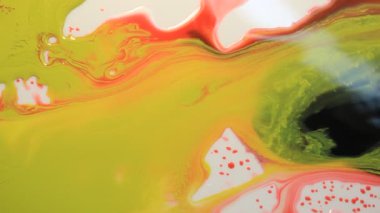 Sanatçı Sarı Hareket Eden Renk Sıvısı Karıştırıcı Özet Hareket Sanatı ile Arkaplan Kahverengisi Yapıyor