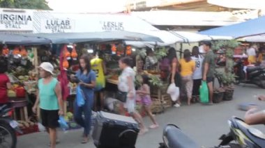 Köyde Kalabalık Bir Yer Yiyecek için Sokakta Yürüyen İnsanlar Sezon Arifesi Partisi için Bir Bakkal