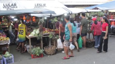 Köyde Kalabalık Bir Yer Yiyecek için Sokakta Yürüyen İnsanlar Sezon Arifesi Partisi için Bir Bakkal