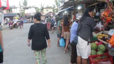 Köyde Kalabalık Bir Yer Yiyecek için Sokakta Yürüyen İnsanlar Sezon Arifesi Partisi için Bir Bakkal