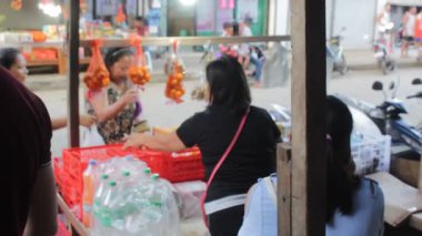 Ticari Piyasa 'da Gıda ve Market Mallarının Kaynağı Oluşturulurken Sokakta Meşgul Saat