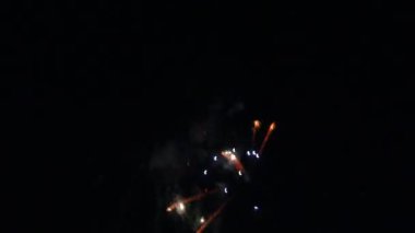 Sezon Arifesi Yeni Yıl Kutlaması İnsanlar Köy Kasabası 'nda Havai fişekleri Keşfediyor ve Keyifli Seyirler