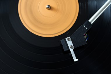 dönen bir disk üzerinde plak çalar stylus