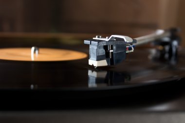 dönen bir disk üzerinde plak çalar stylus