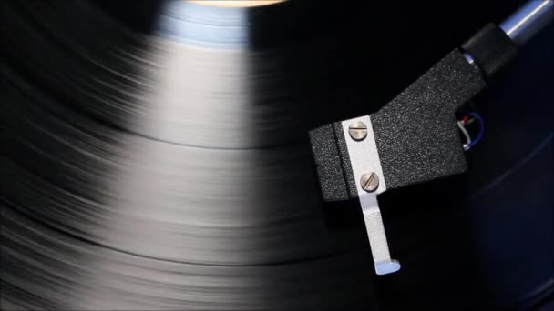 Skivspelaren retro skivspelare Hd. toppen sköt närbild av en snurrande vinyl. — Stockvideo