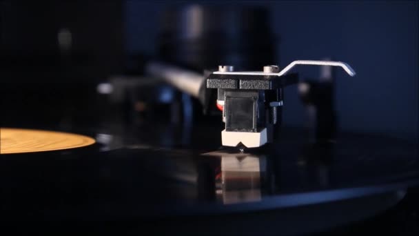 Record player stylus on a rotating disc with orange label HD — Stock Video