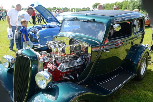 BROMLEY, LONDON UK - JUNE 07 : BROMLEY PAGEANT of MOTORING. The biggest one-day classic car show in the world! June 07 2015 in Bromley, London, UK. — Stock Photo, Image