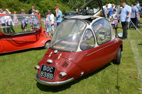 BROMLEY LONDON UK  JUNE 07  BROMLEY PAGEANT of MOTORING The biggest one day classic car show in the world June 07 2015 in Bromley London UK — Stock Photo, Image