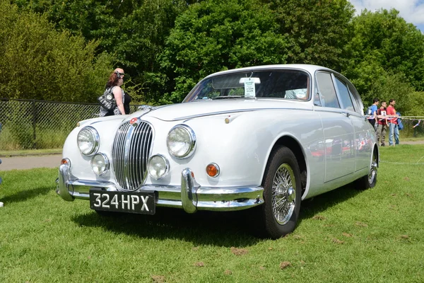 BROMLEY LONDON UK  JUNE 07  BROMLEY PAGEANT of MOTORING The biggest one day classic car show in the world June 07 2015 in Bromley London UK — Stock Photo, Image