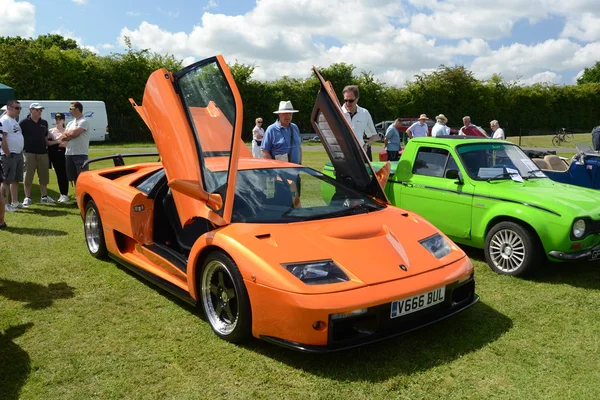 ลอนดอน สหราชอาณาจักร 07 มิถุนายน: BROMLEY PAGEANT of MOTORING. การแสดงรถคลาสสิกวันเดียวที่ใหญ่ที่สุด — ภาพถ่ายสต็อก