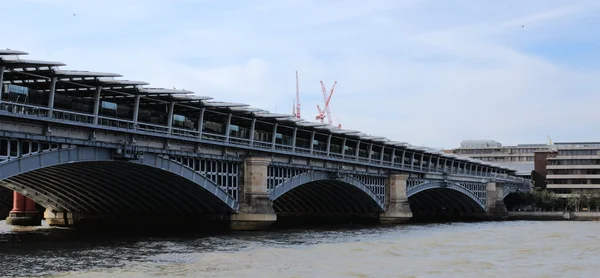 Thames Nehri, Blackfriars demiryolu Köprüsü, Londra — Stok fotoğraf