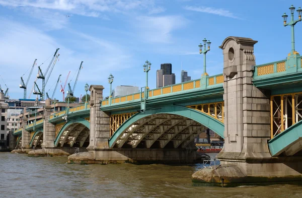 Река Темза, Лондонский мост Саутварк — стоковое фото